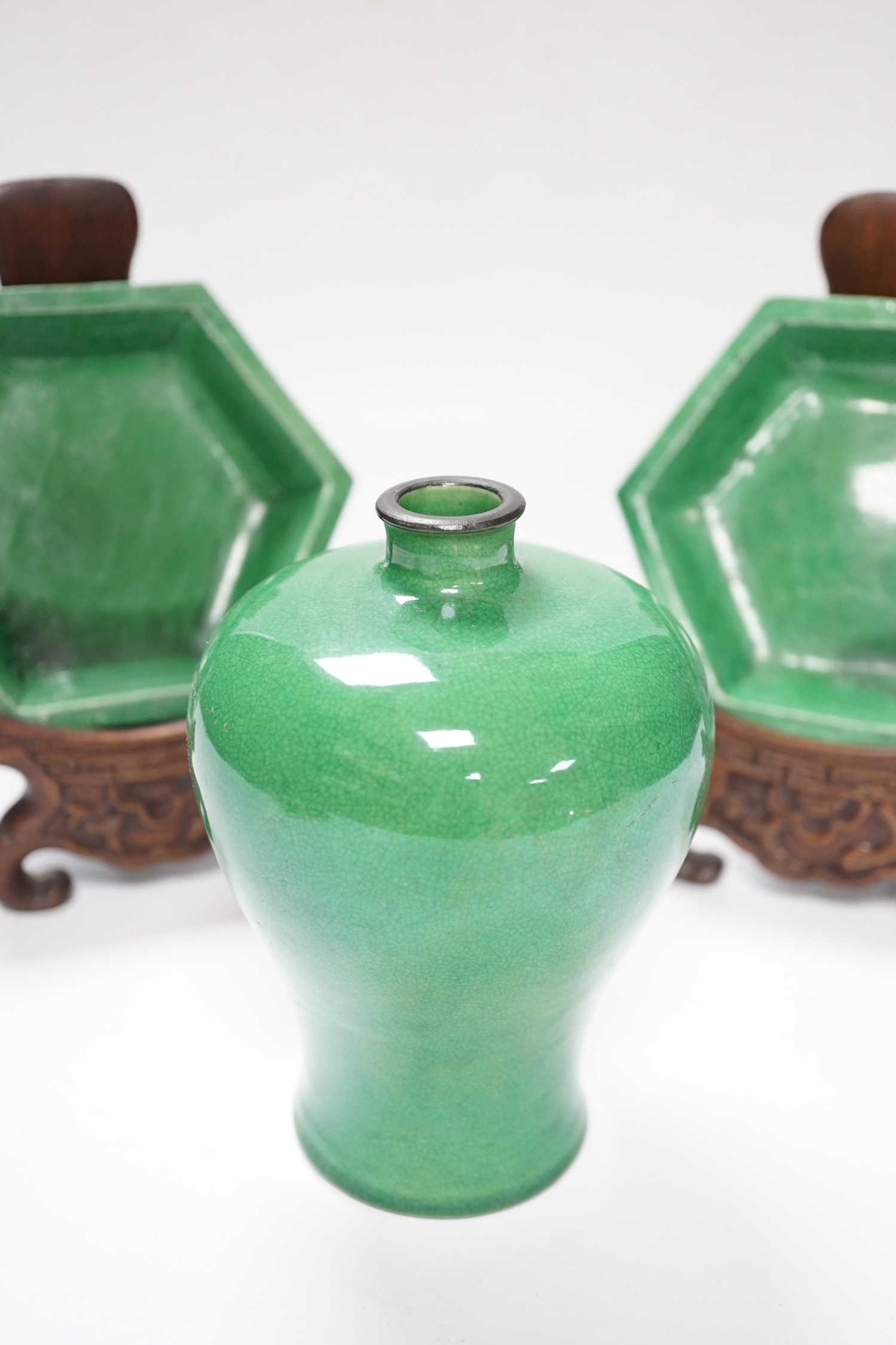 A Chinese green crackle glaze Meiping, late 19th/early 20th century and a pair of Kangxi green glazed hexagonal dishes with hardwood stands, stands 17cm high